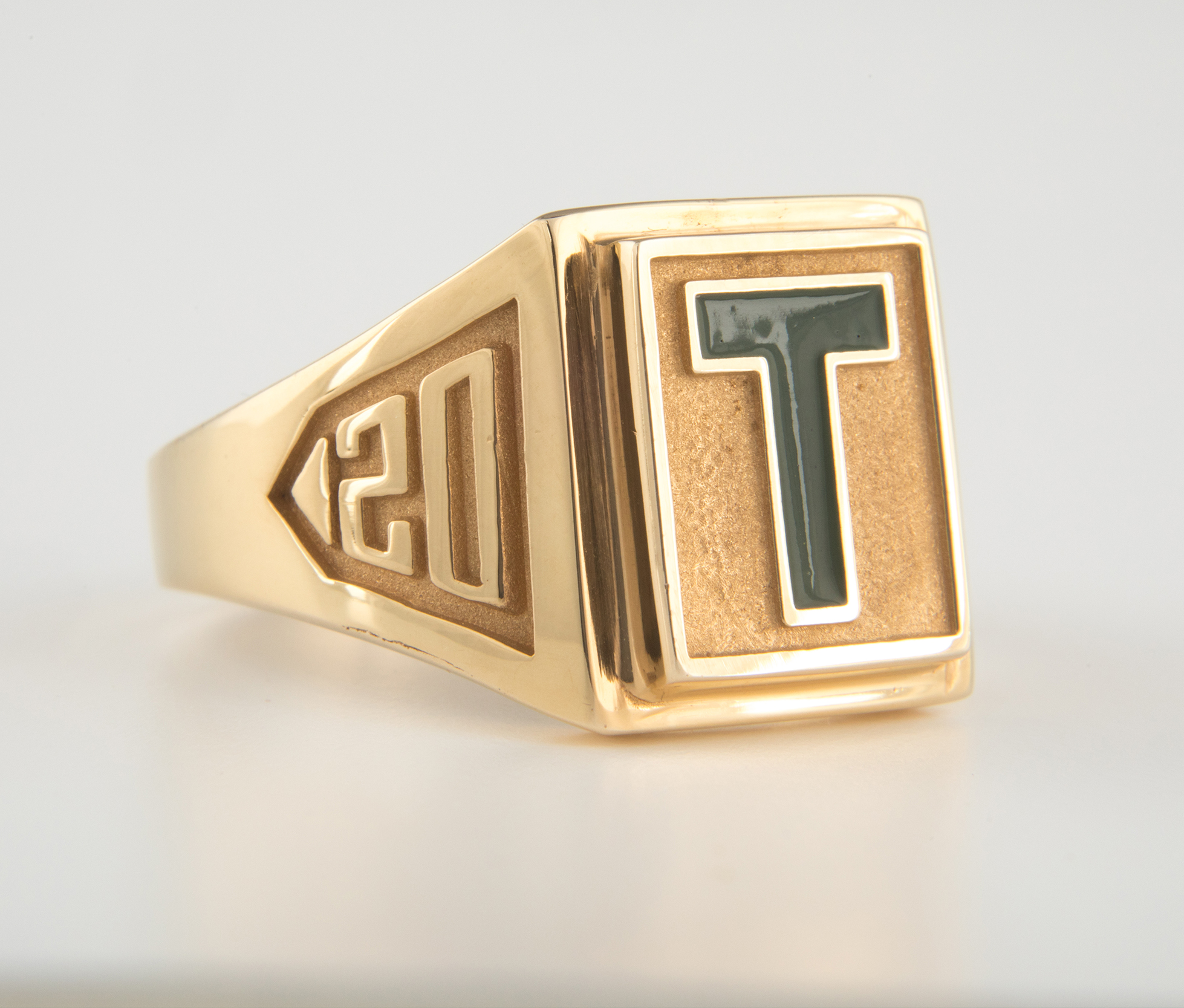 A gold ɫ University T-Ring